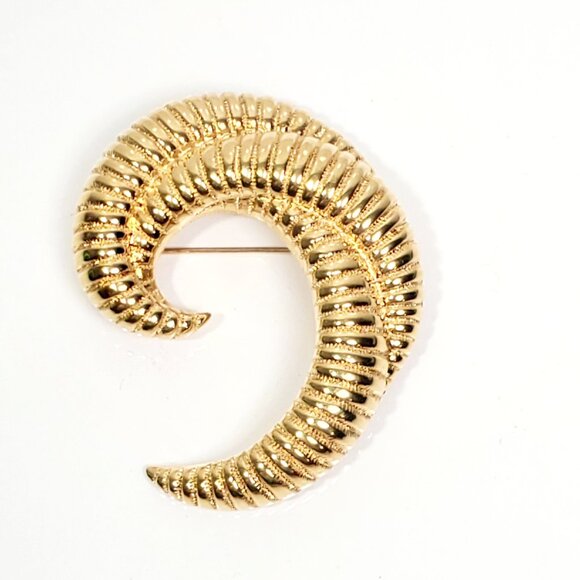Vintage Monet Gold-Tone Swirl Curved Brooch with Travel Storage Pouch - Picture 1 of 8